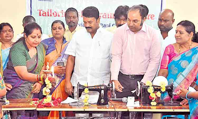 మహిళలు ఆర్థికంగా ఎదగాలి