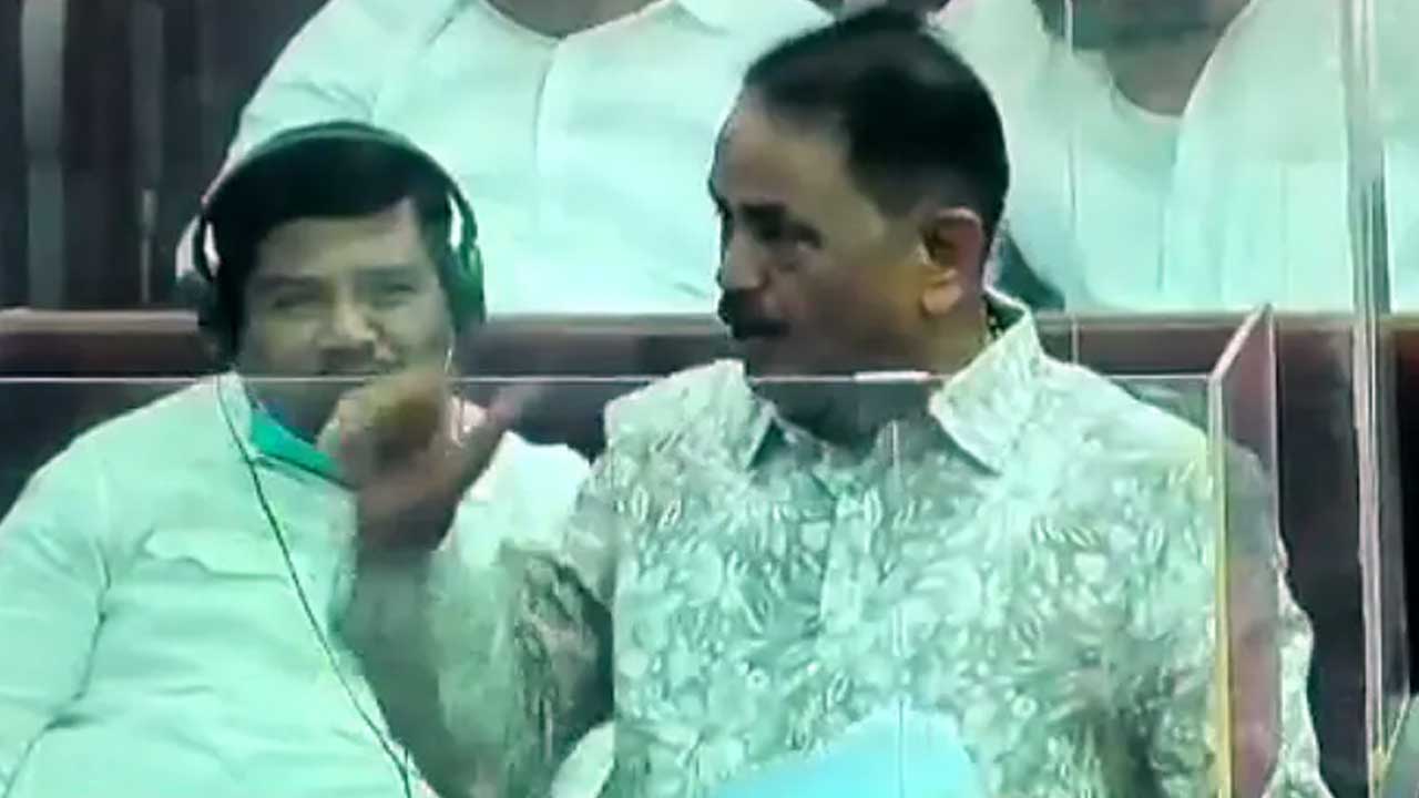 అసెంబ్లీలో స్పీకర్‌పైకి కుర్చీ ఎత్తిన కాంగ్రెస్‌ ఎమ్మెల్యే