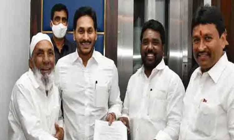 వైసీపీ ఎమ్మెల్సీ అభ్యర్థిగా రుహుల్లా.. బీఫాం అందజేసిన ఏపీ సీఎం జగన్