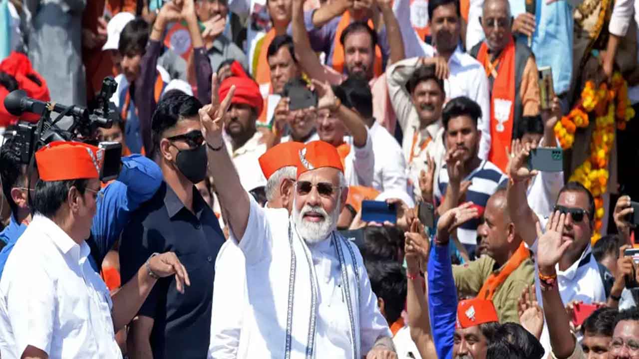 Modi Road Show | గుజ‌రాత్‌లో మోదీ రోడ్‌షో.. తొలిసారి క‌మ‌లం టోపీలు!