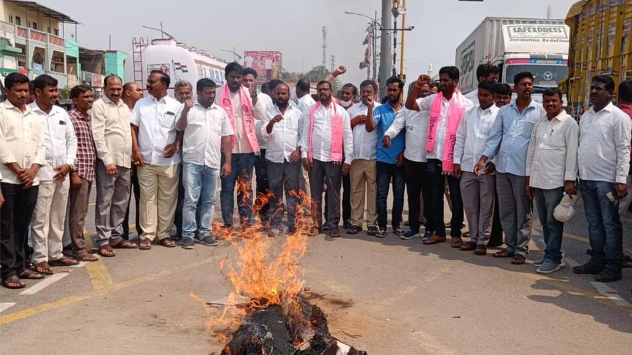 మహబూబ్‌నగర్‌లో బీజేపీ ప్రభుత్వ దిష్టిబొమ్మ దహనం