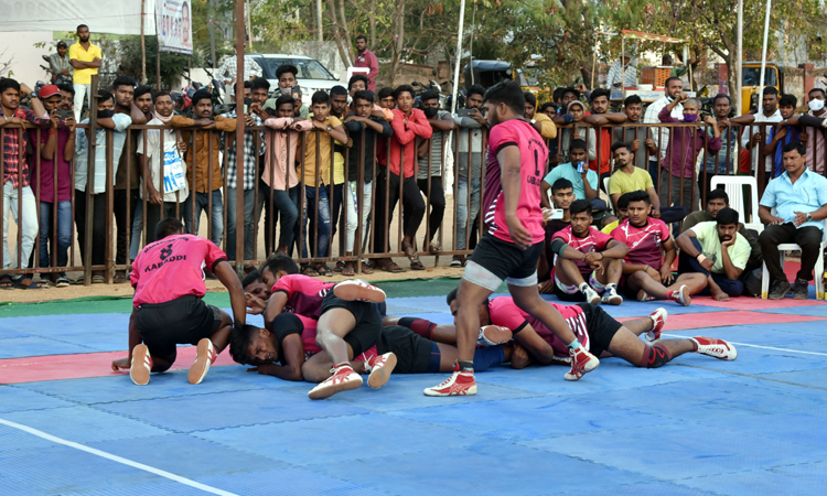 హోరాహోరీగా..