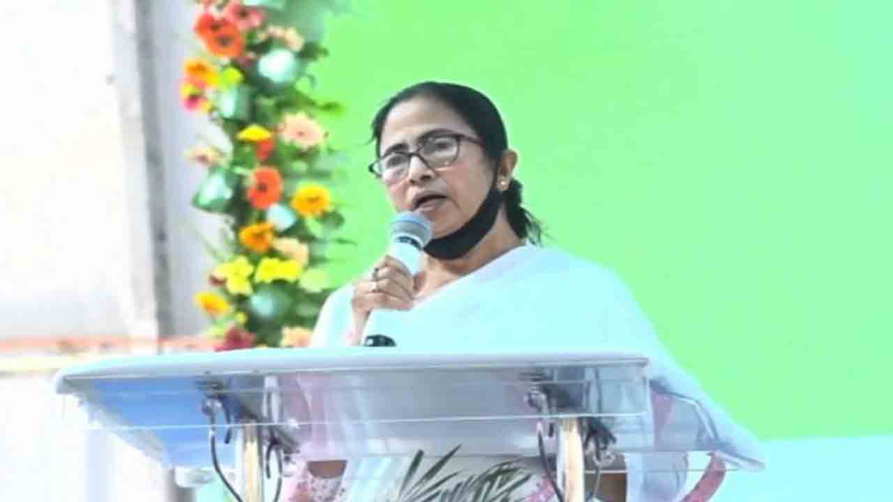 రాష్ట్రాలకు జీఎస్టీ బకాయిలు చెల్లించాలి.. ఇంధన ధరలు తగ్గించాలి : మమత