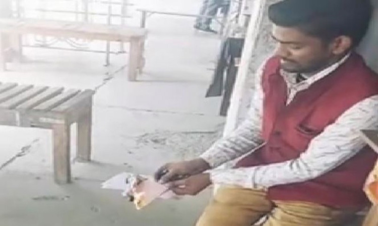 అకడమిక్‌ సర్టిఫికెట్లు కాల్చేసిన యువకుడు