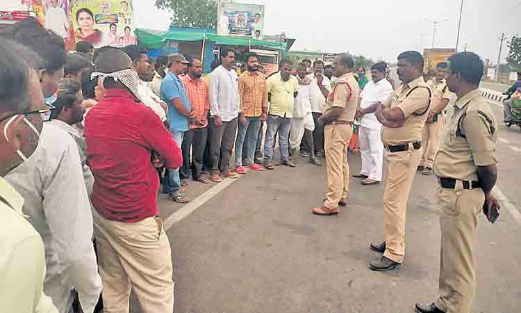 రోడ్డు నిబంధనలు పాటించాలి