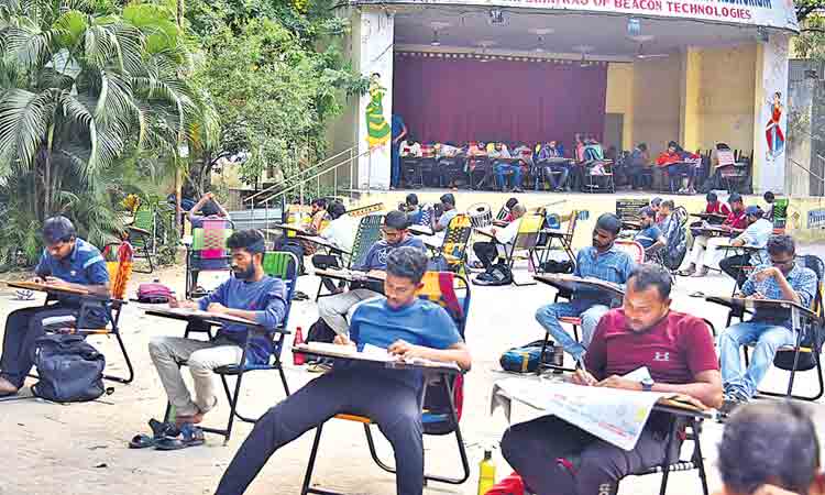 పట్టుపడితే.. ప్రభుత్వ ఉద్యోగమే