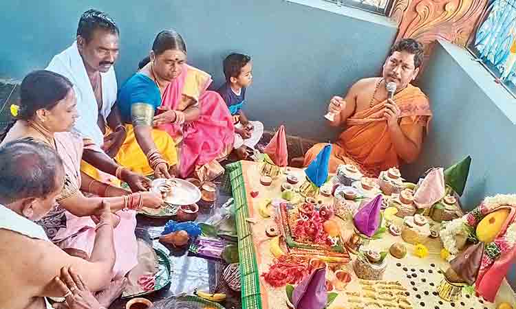 ఉత్సవాలకు ముస్తాబైన ఆలయాలు