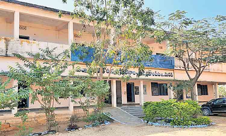 దశాబ్దకాలంగా ఆంగ్ల విద్య