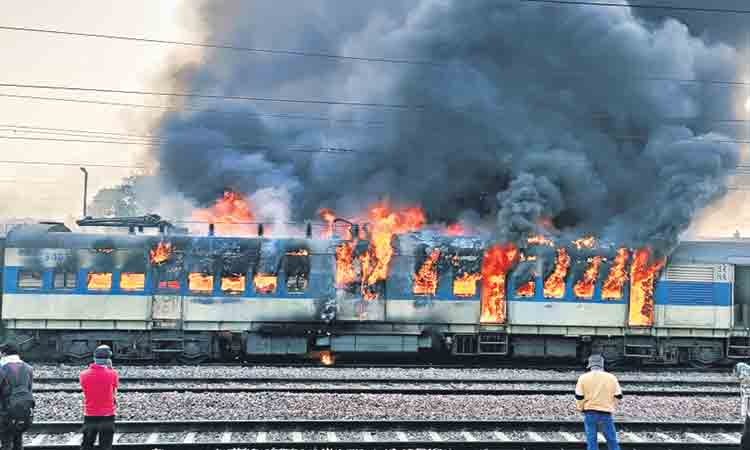 రైలు బోగీలో మంటలు.. సమయస్ఫూర్తి చూపిన ప్రయాణికులు