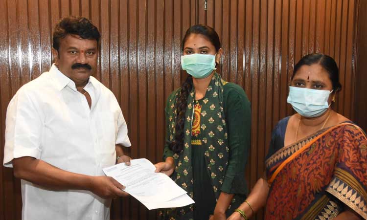 బ్రెయిన్‌ ట్యూమర్‌తో బాధపడుతున్న బాలుడు.. ఎల్‌ఓసీ అందజేసిన మంత్రి తలసాని