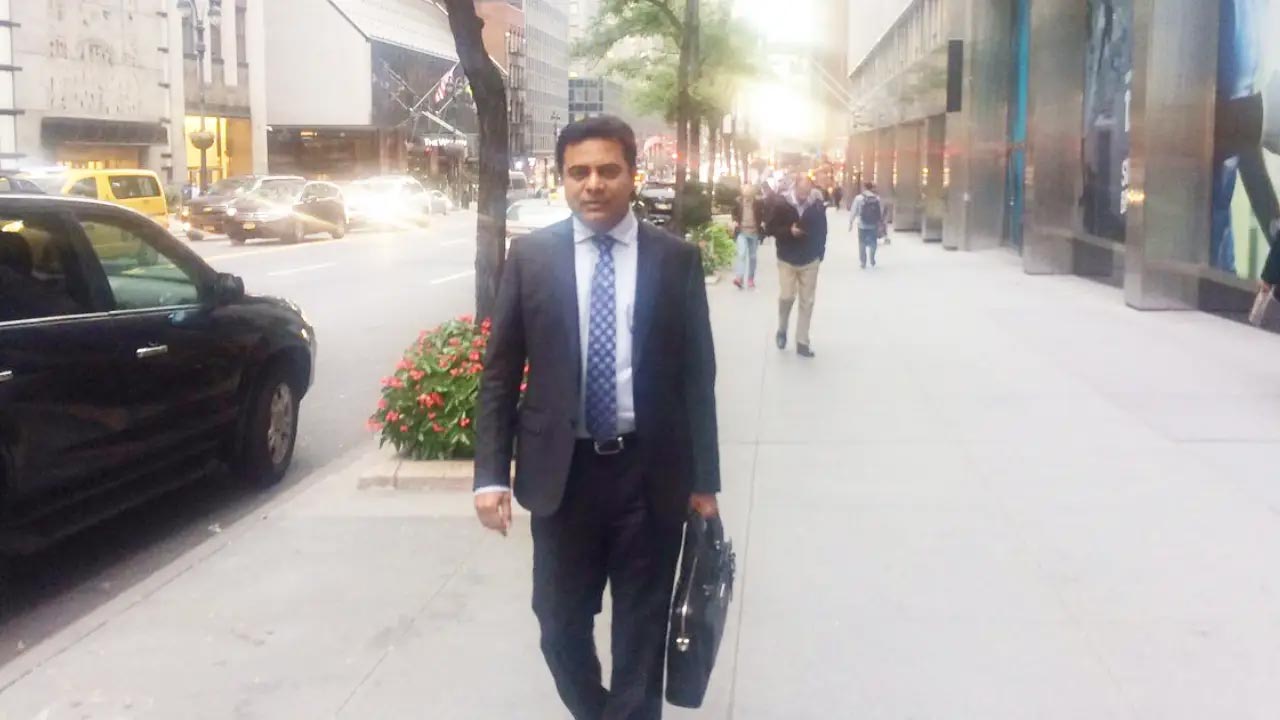 అమెరికా పర్యటనకు బయలుదేరిన మంత్రి కేటీఆర్