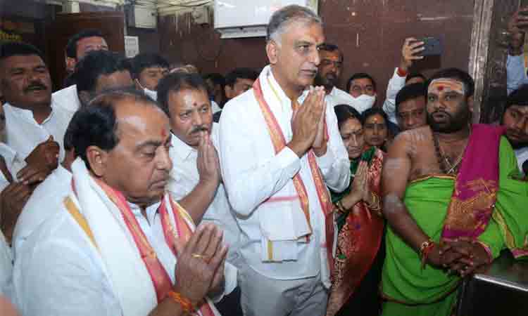 బాసర సరస్వతీ అమ్మవారిని దర్శించుకున్న మంత్రులు హ‌రీష్ రావు, ఇంద్ర‌క‌ర‌ణ్ రెడ్డి