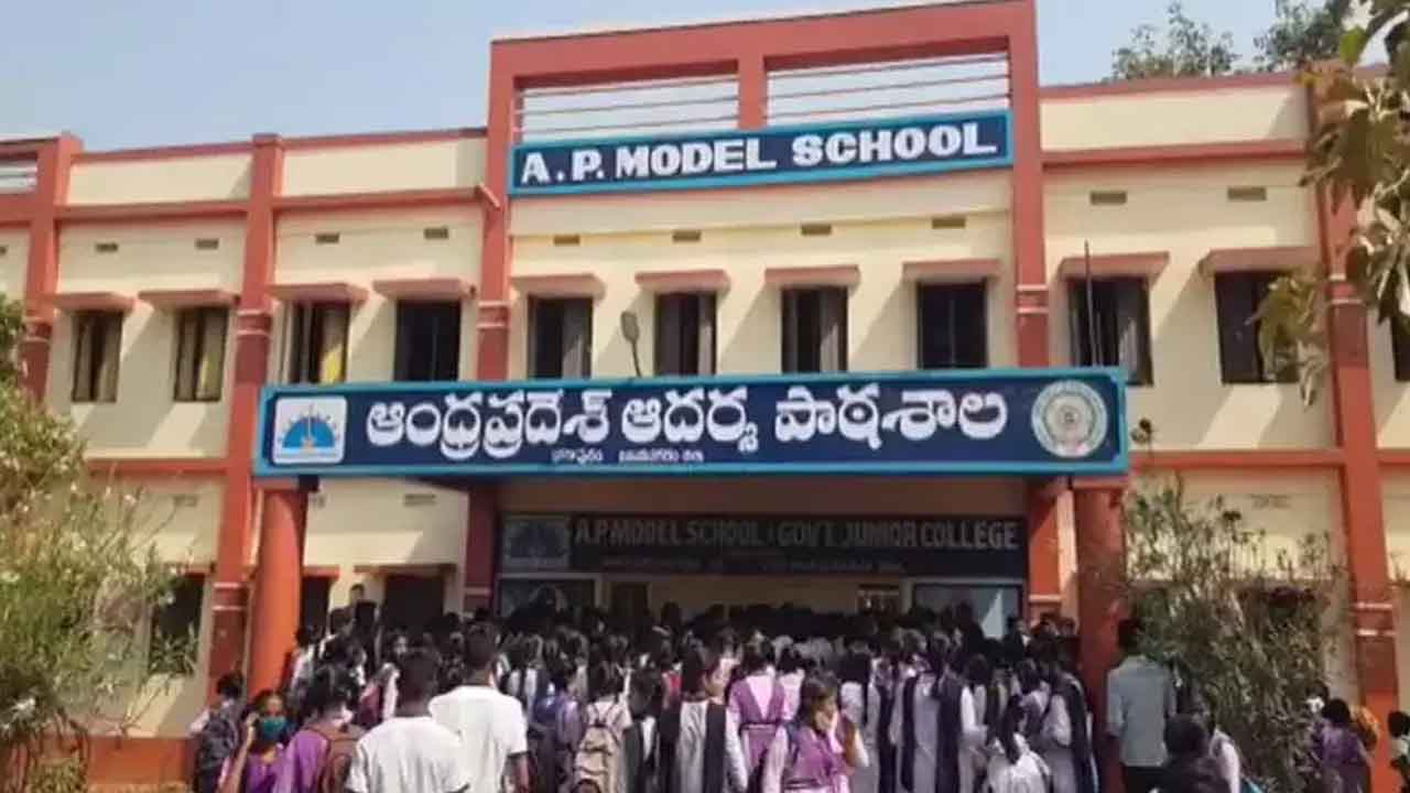 ముదురుతున్న మోడల్‌ స్కూల్‌లో విద్యార్థి ఆత్మహత్య వివాదం