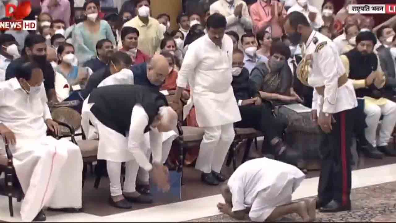 రాష్ట్రపతి, ప్రధానికి 125 ఏండ్ల యోగా గురువు పాదాభివందనం.. వీడియో