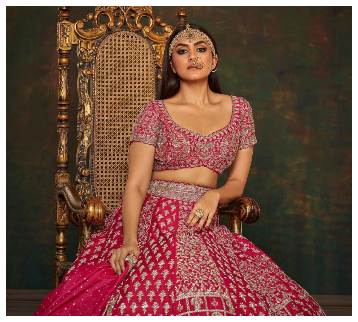 Mrunal Thakur | ట్రెడిషనల్ డ్రెస్‌లో మహారాణిలా మృణాల్ ఠాకూర్..