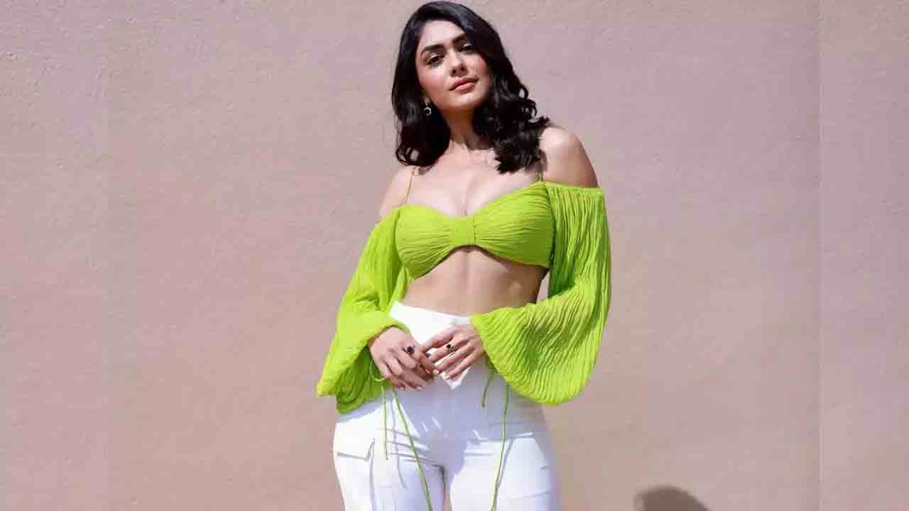 Mrunal Thakur | నేను ఇప్పటికీ ఫ్యాన్ గర్ల్ నే : మృణాల్ ఠాకూర్