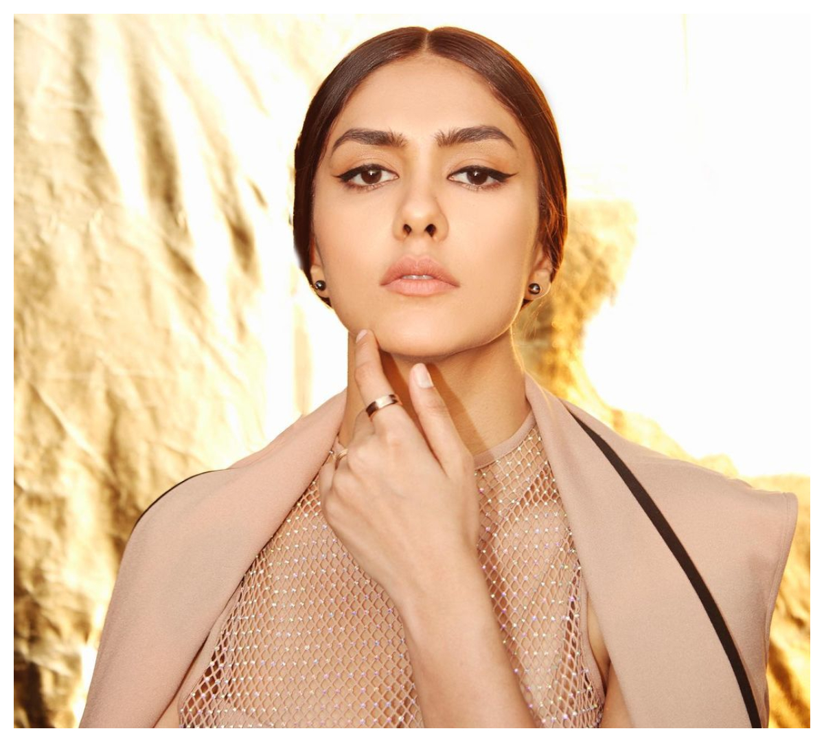 Mrunal Thakur | అదిరిపోయే ఫొటోషూట్‌లో మృణాల్ ఠాకూర్ అందాలు..