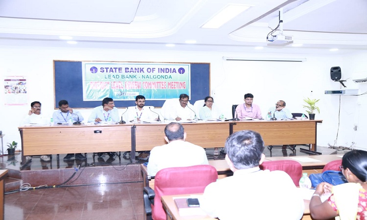 రుణ లక్ష్యాన్ని చేరుకోవాలి