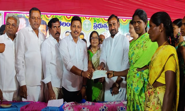 మహిళా సంక్షేమానికి సీఎం కేసీఆర్‌ పెద్దపీట