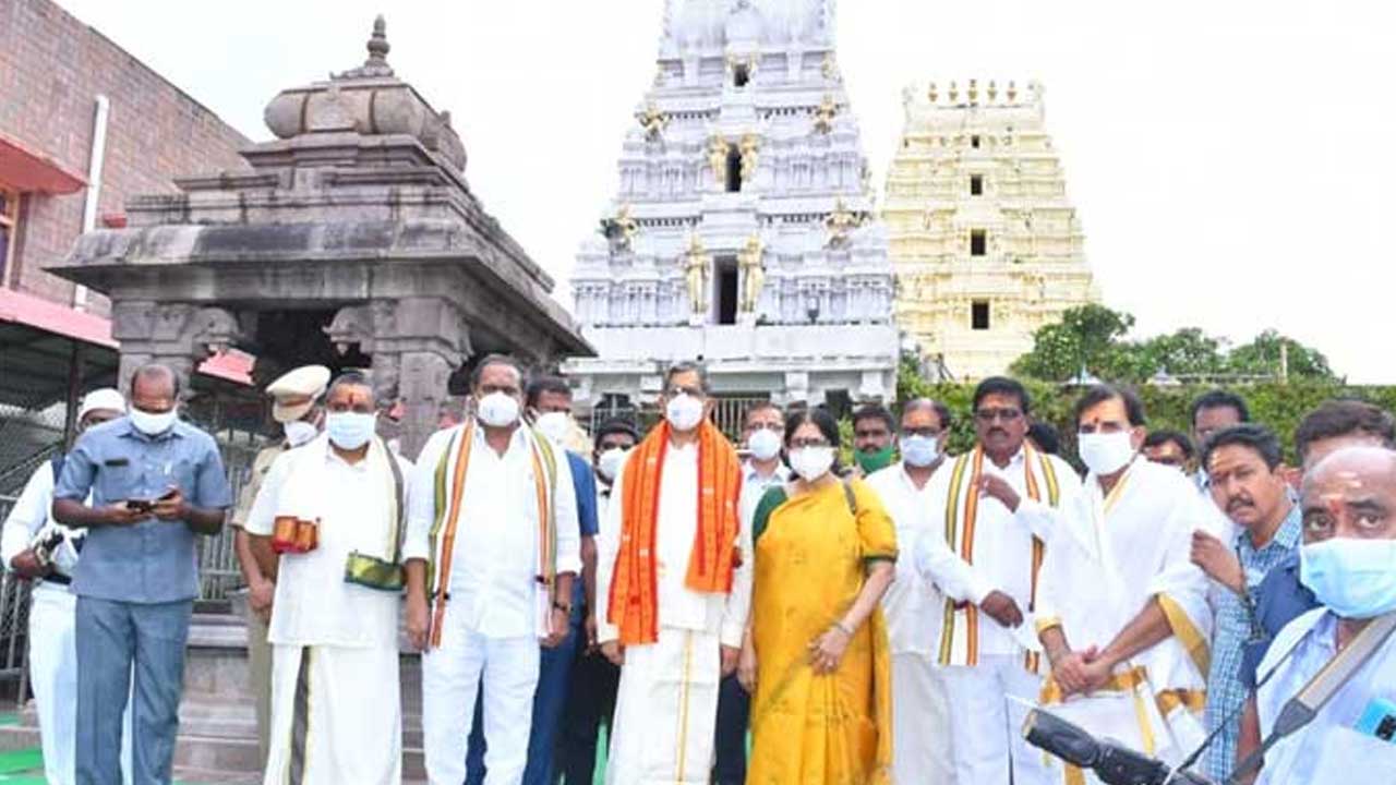 శ్రీశైలం మలన్న సేవలో సీజేఐ జస్టిస్‌ ఎన్వీ రమణ