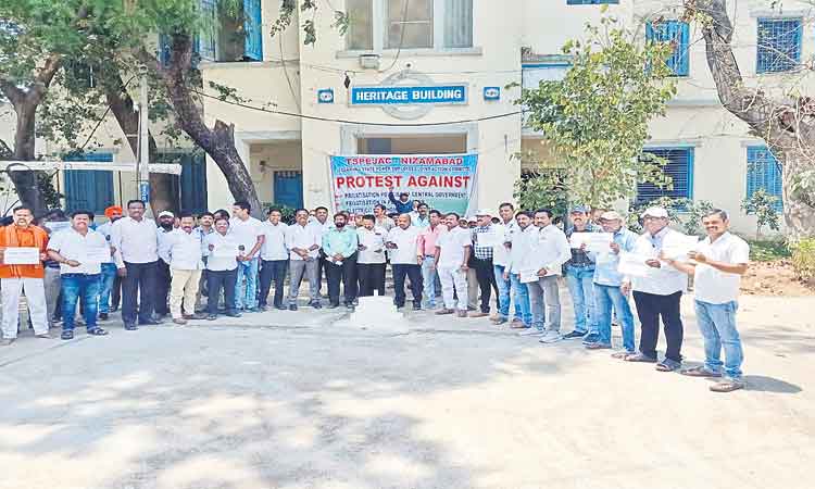 కదంతొక్కిన కార్మికలోకం