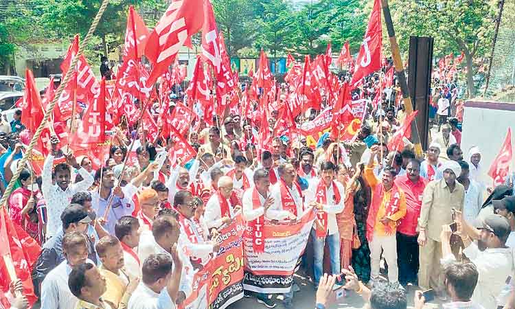 కదం తొక్కిన కార్మికలోకం