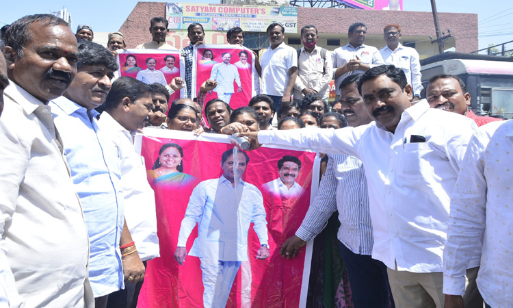 సీఎం కేసీఆర్‌ చిత్రపటాలకు క్షీరాభిషేకాలు