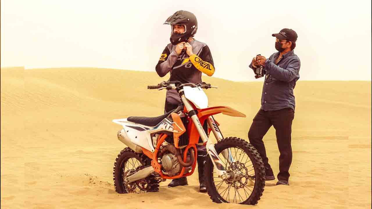 Nagarjuna Bike Stunts | ఎడారిలో డూప్స్ లేకుండా నాగార్జున బైక్ స్టంట్స్..!