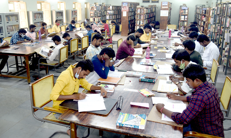 గ్రంథాలయాలకు క్యూ