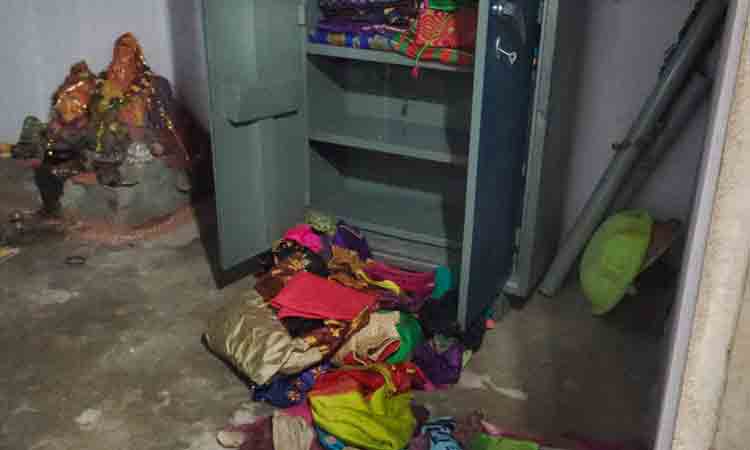 తాళం వేసిన ఇండ్లల్లో చోరీ