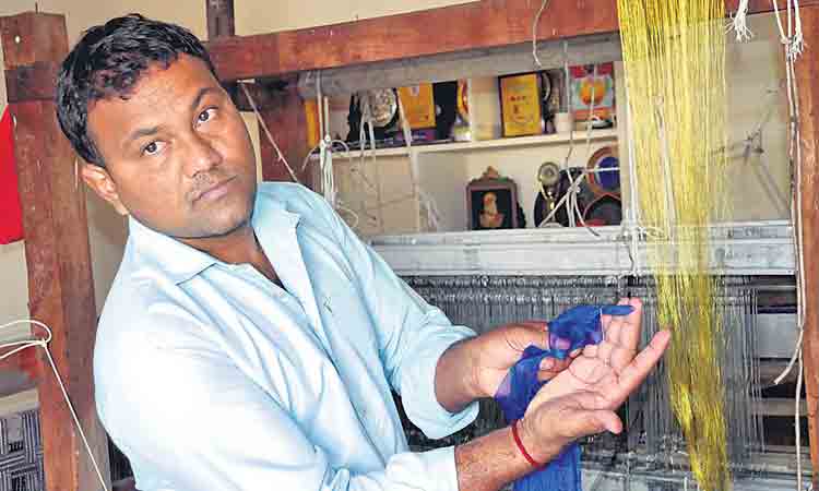 అమెరికా అధ్య‌క్షుడికే ప‌ట్టు శాలువాను పంపిన సిరిసిల్ల‌ యువ‌కుడు చేసిన అద్భుతాల గురించి తెలుసా