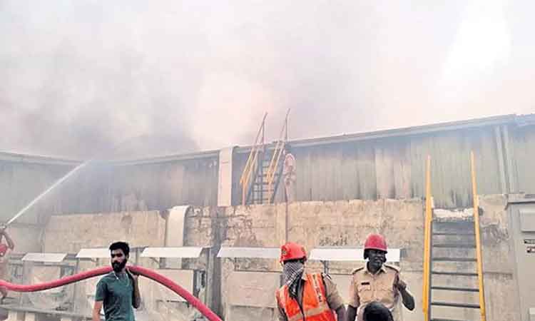 నెల్లూరు లాయల్‌ టెక్స్‌టైల్స్‌ పరిశ్రమలో అగ్నిప్రమాదం