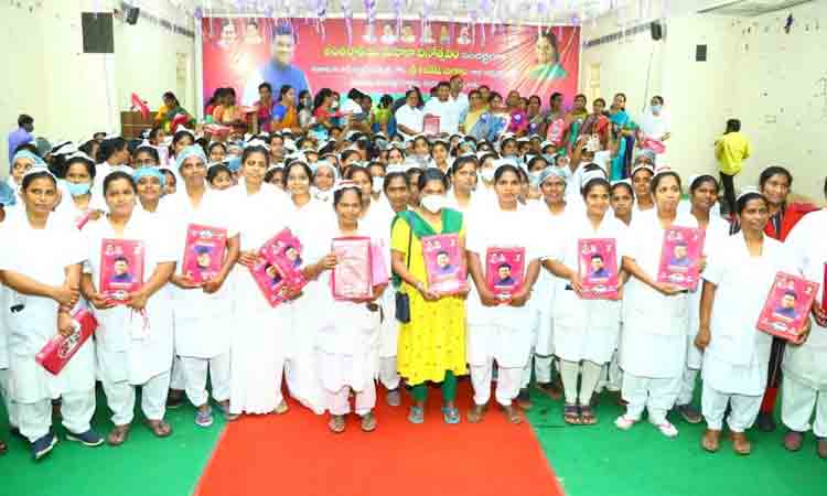 కేసీఆర్‌ మహిళలకు ఉన్నతస్థానం కల్పించారు