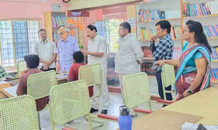 పోటీ పరీక్షల పుస్తకాలను అందుబాటులో ఉంచాలి