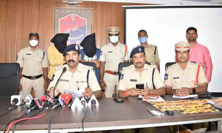 లారీలనూ ఎత్తుకెళ్తారు..!