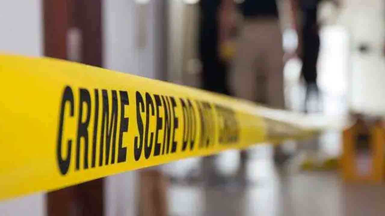 కూతురిని గొడ్డ‌లితో న‌రికి చంపాడు.. త‌ల‌తో ఊరంతా తిరిగాడు..