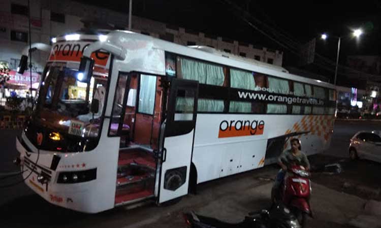 డివైడర్‌ దాటుకుని కారును ఢీకొట్టిన ఆరెంజ్‌ ట్రావెల్స్‌ బస్సు.. ఒకరు మృతి