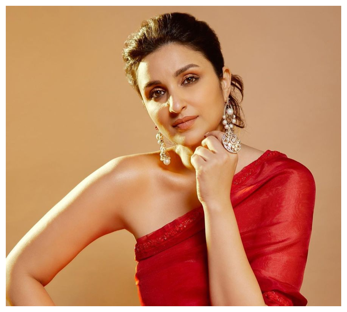 Parineeti Chopra | రెడ్ క‌ల‌ర్ డ్రెస్‌లో సెగ‌లు రేపుతున్న ప‌రిణీతి చోప్రా..