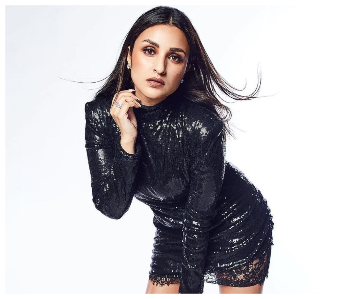 Parineeti Chopra | బ్లాక్ మినీ స్కర్ట్‌లో ప‌రిణీతి చోప్రా సొగసులు..