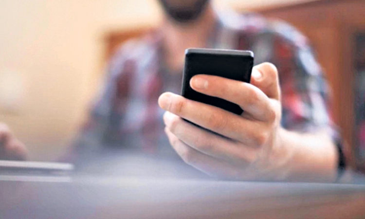 ప్రభుత్వ ఉద్యోగులు ఫోన్లు వాడొద్దు