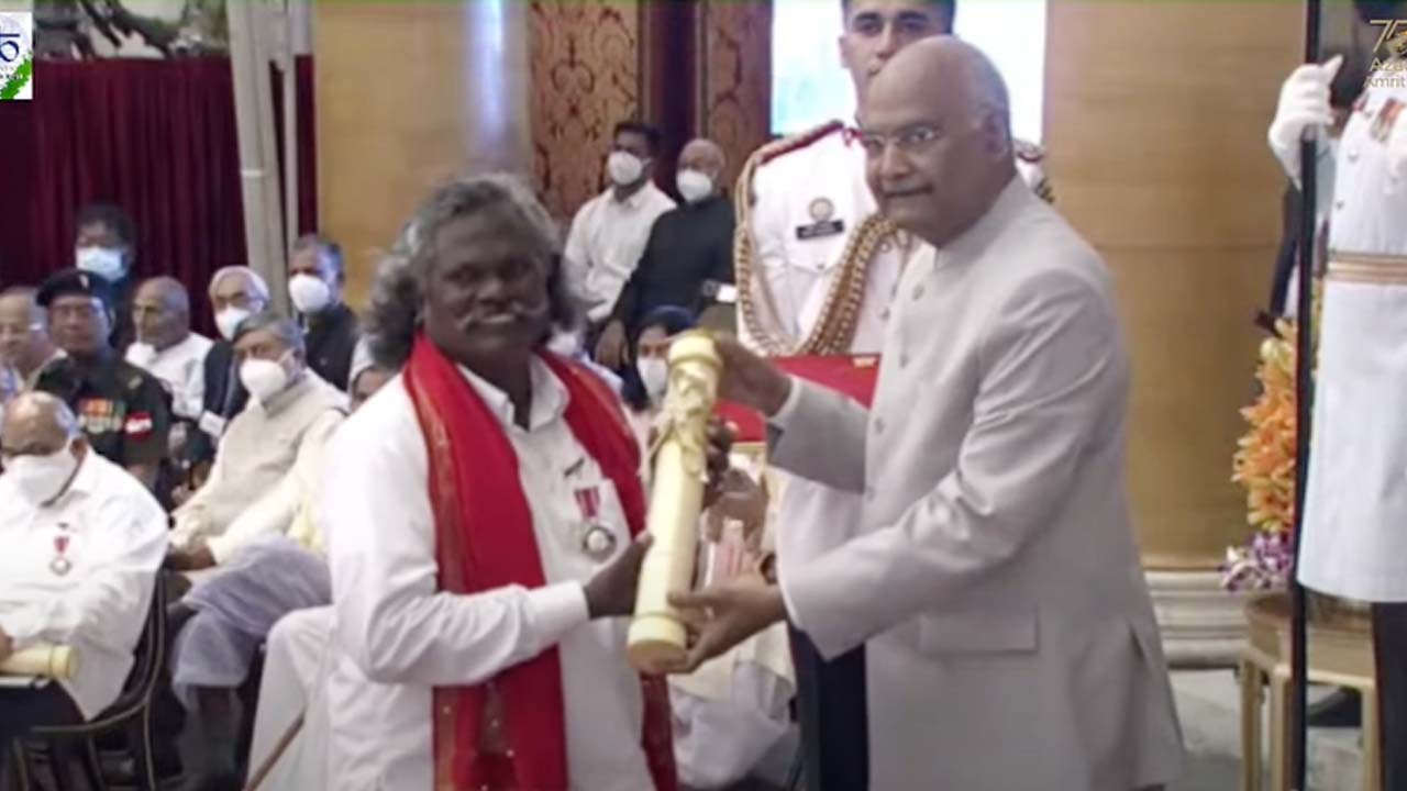 రాష్ట్రపతి నుంచి పద్మశ్రీ అవార్డు స్వీకరించిన దర్శనం మొగిలయ్య