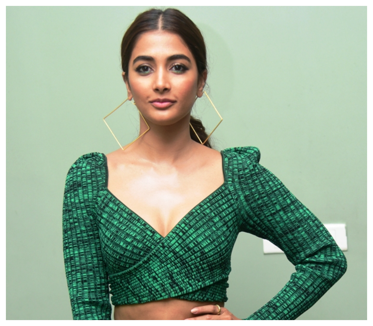 Pooja Hegde | గ్రీన్ కలర్ డ్రెస్‌లో పూజా హెగ్డే ఇంటర్వ్యూ స్టిల్స్..