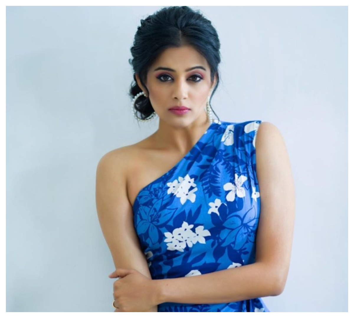 Priya Mani Raj | బ్లూ కలర్ డ్రెస్‌లో ప్రియ‌మ‌ణి హొయలు..