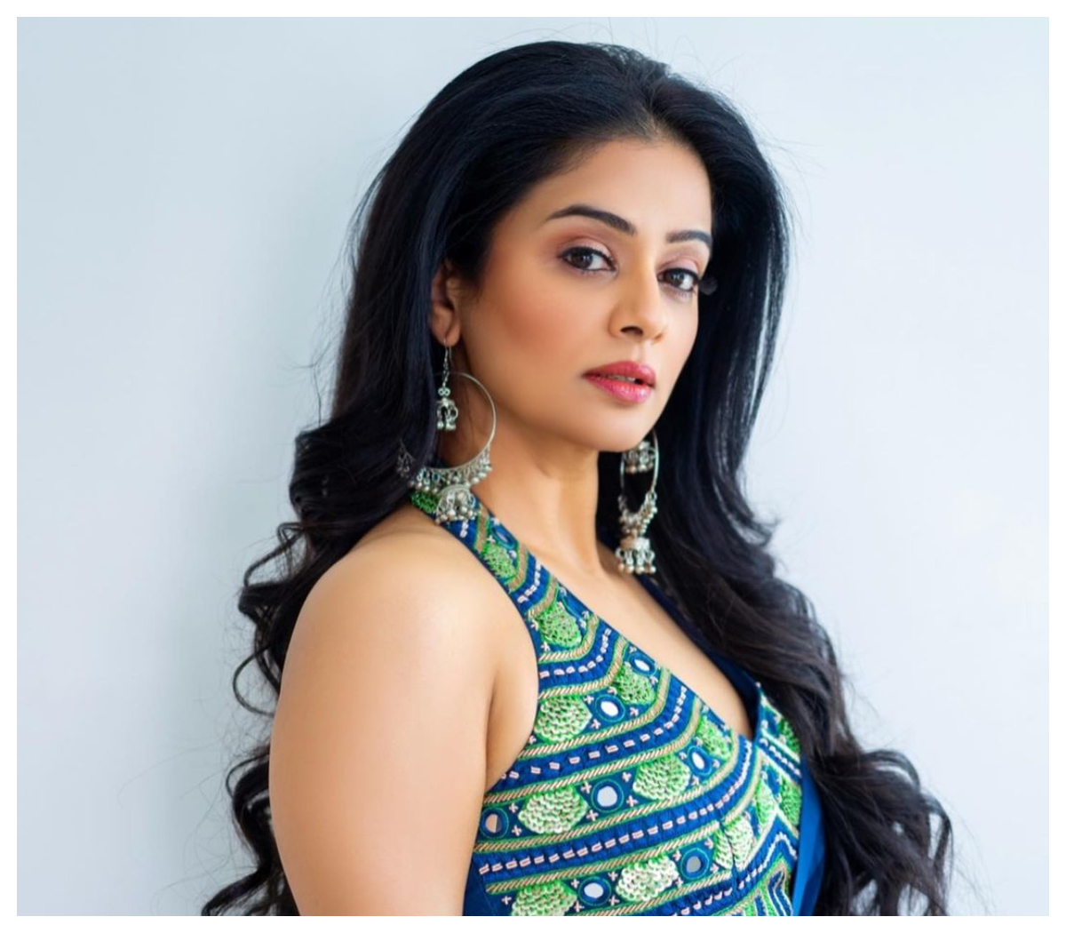 Priya Mani Raj | బ్లూ కలర్ డ్రెస్‌లో ప్రియ‌మ‌ణి అందచందాలు..