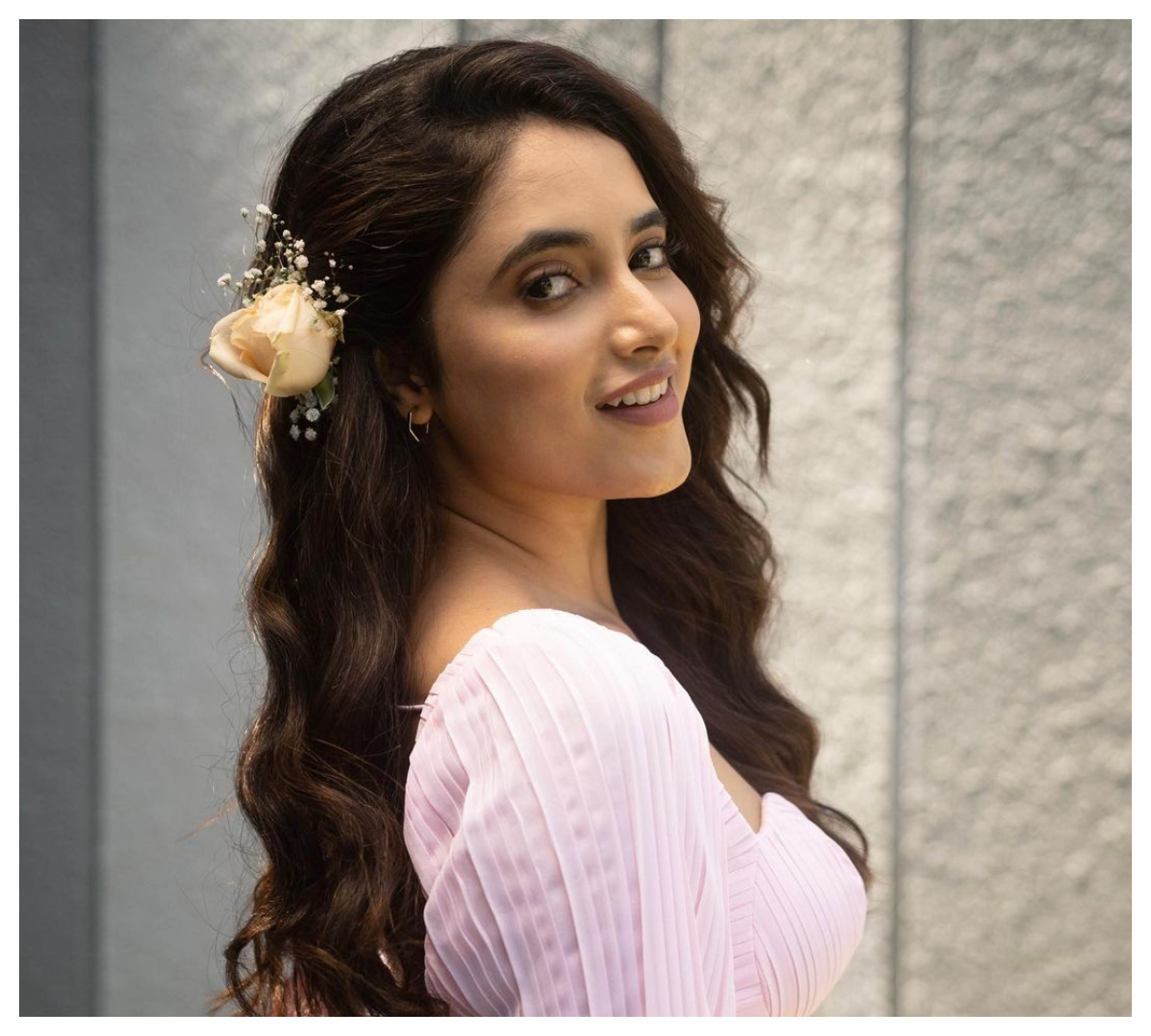 Priyanka Mohan | పింక్ కలర్ డ్రెస్‌లో కైపెక్కిస్తున్న ప్రియాంకా అరుళ్ మోహన్..