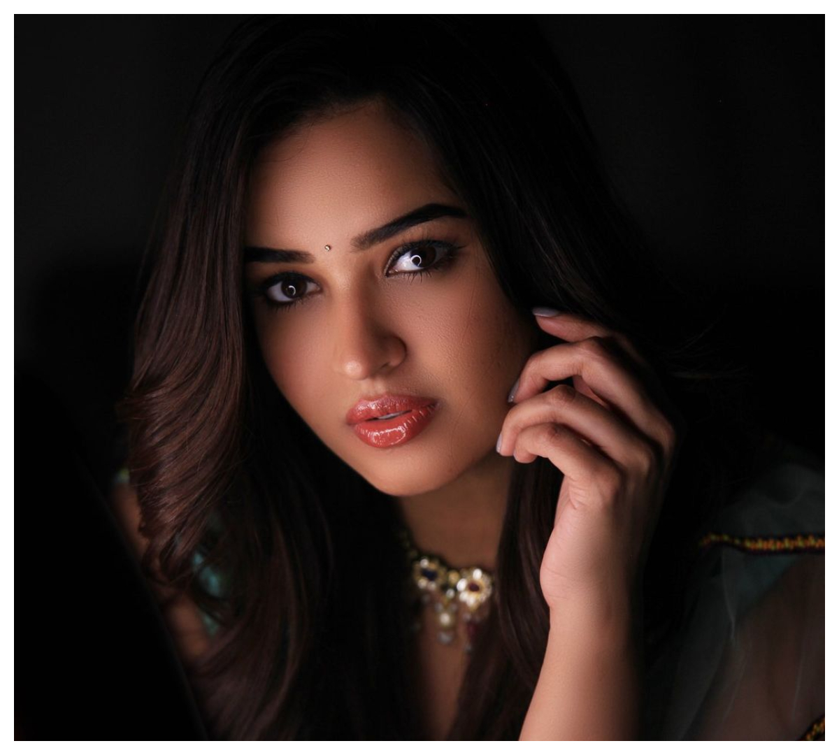 Pujita Ponnada | ఓర చూపుల‌తో గుచ్చేస్తున్న పూజిత పొన్నాడ..