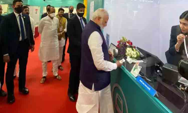 పూణె మెట్రో రైలును ప్రారంభించిన ప్రధాని మోదీ… తొలి ప్రయాణం కోసం టికెట్ కొనుగోలు