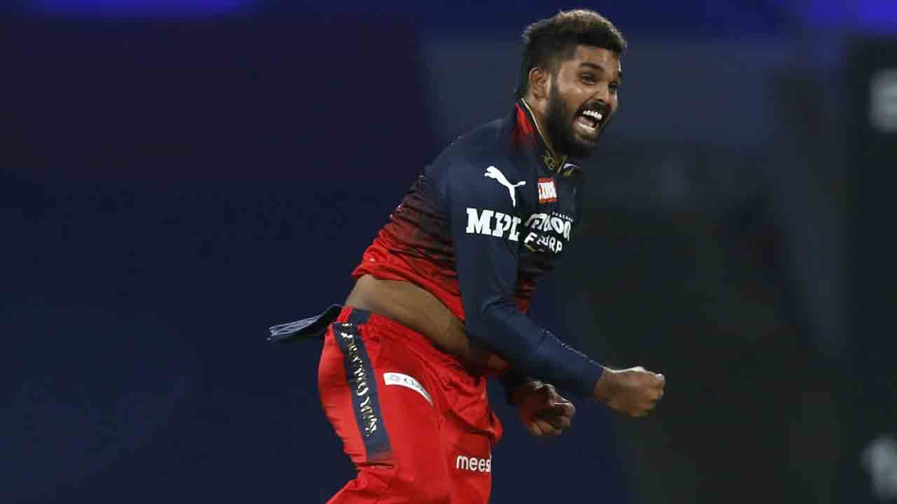 RCB vs KKR | వరుస బంతుల్లో రెండు వికెట్లు తీసిన హసరంగ.. ఏడు వికెట్లు కోల్పోయిన కేకేఆర్