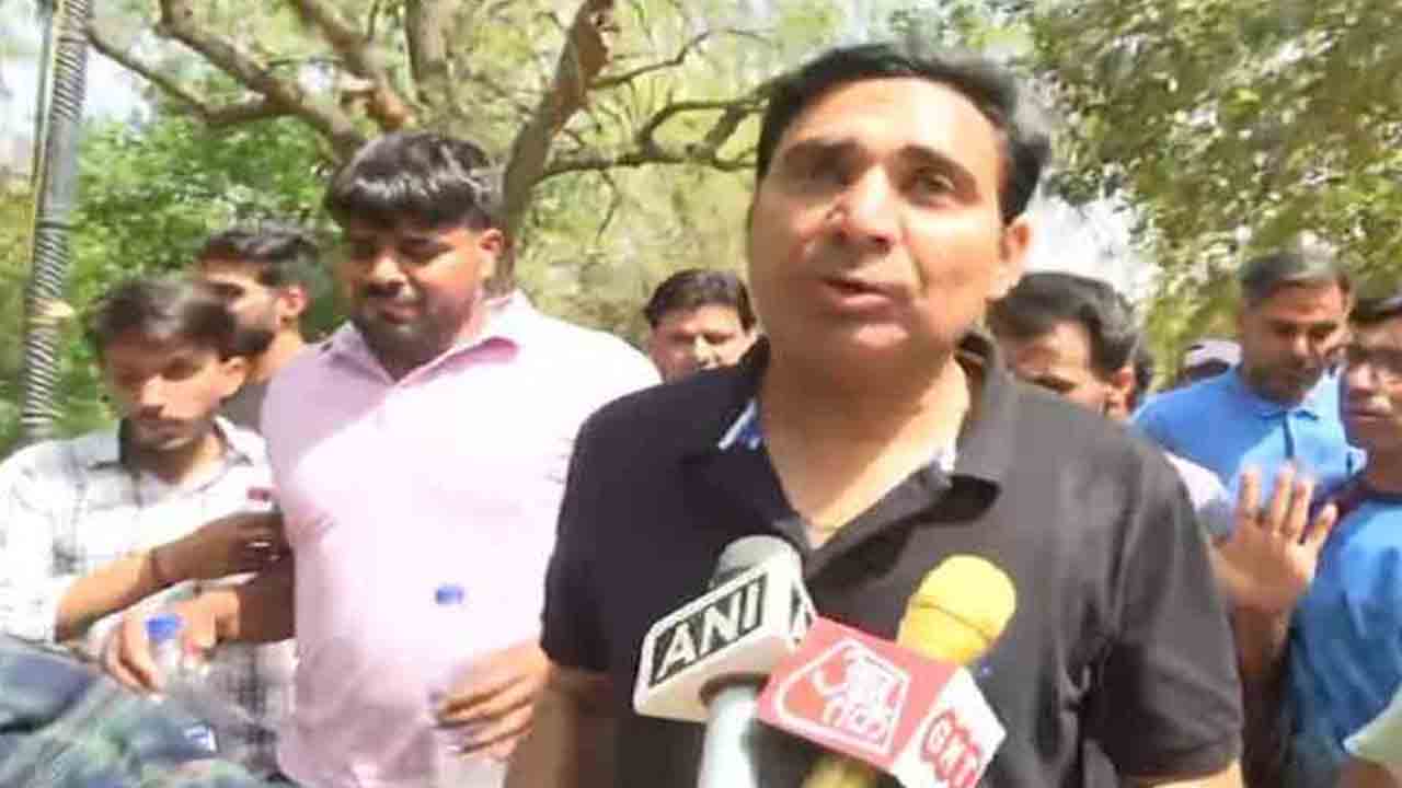 రీట్ పేప‌ర్ లీకేజీ.. ఎమ్మెల్యే 12 గంట‌ల పాటు రన్నింగ్