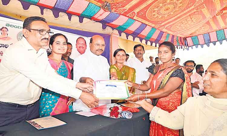 పట్టుదలే పెట్టుబడి.. కష్టపడితేనే ఉద్యోగం..